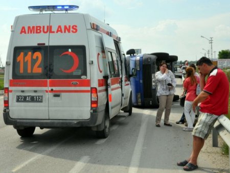 Kavşakta Duramayan Kamyonet Banka Aracını Devirdi