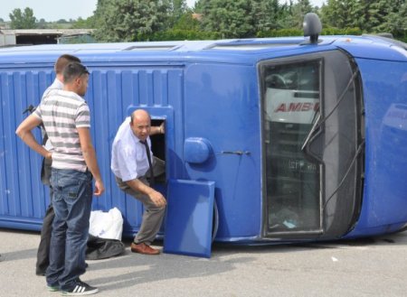 Kavşakta Duramayan Kamyonet Banka Aracını Devirdi