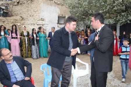 Kaymakam düğünde Kürtçe müzik eşliğinde halay çekti