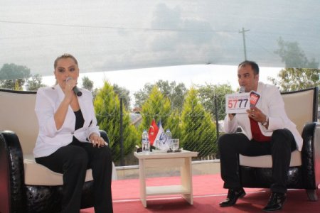 Kimse Yok Mu Derneği 1. Kardeşlik Şenliği'nde Reyhan Karaca Sahne Aldı