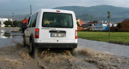 Kütahya'da Sağanak Yağış Ve Rüzgar Etkili Oluyor