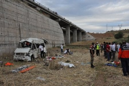 Lastiği patlayan minübüs köprüden uçtu 7 tarım işçisi öldü