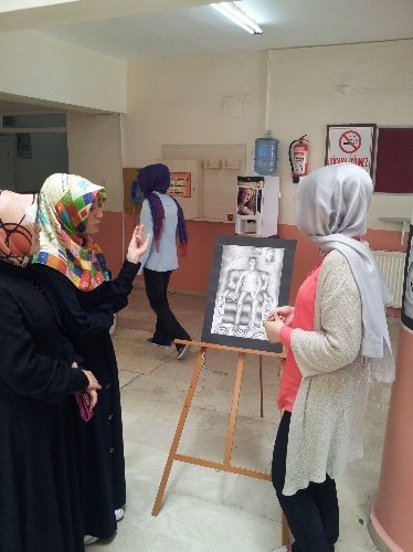 Liseli ressam, öğretmenlerinin kare kalem resimlerinden sergi açtı