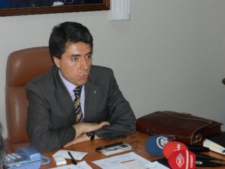 Mardin Valisi Cengiz, kuduz köpeğin yaraladığı vatandaşı evinde ziyaret etti
