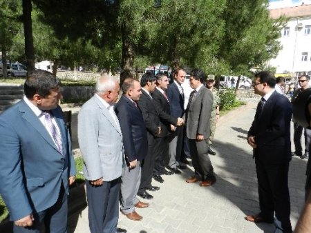Mardin Valisi Cengiz, kuduz köpeğin yaraladığı vatandaşı evinde ziyaret etti