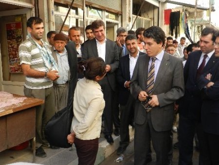 Mardin Valisi Cengiz, kuduz köpeğin yaraladığı vatandaşı evinde ziyaret etti