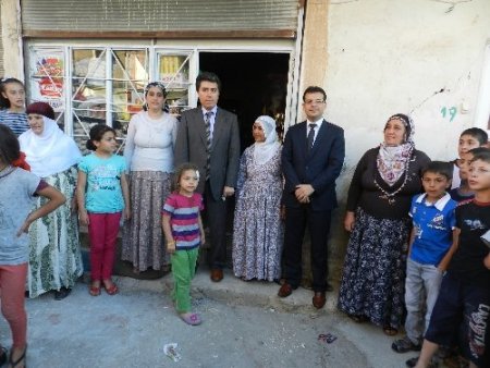 Mardin Valisi Cengiz, kuduz köpeğin yaraladığı vatandaşı evinde ziyaret etti