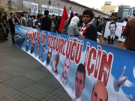 Mavi Marmara Baskınının 2. Yılında Taksim'de Yürüyüş Yapıldı