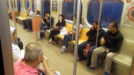Metro yolcularına biber gazı işkencesi