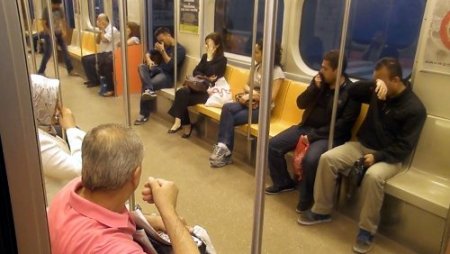 Metro yolcularına biber gazı işkencesi