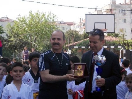 Minik kickboksçular kupayı okullarına götürdü
