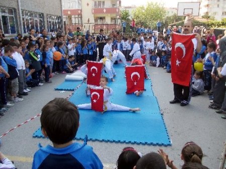 Minik kickboksçular kupayı okullarına götürdü