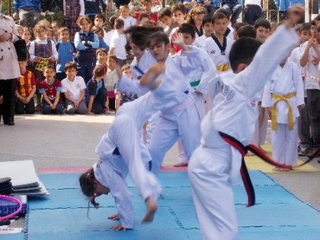 Minik kickboksçular kupayı okullarına götürdü
