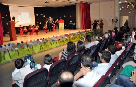 Minik Öğrenciler Sahnede Hünerlerini Sergiledi