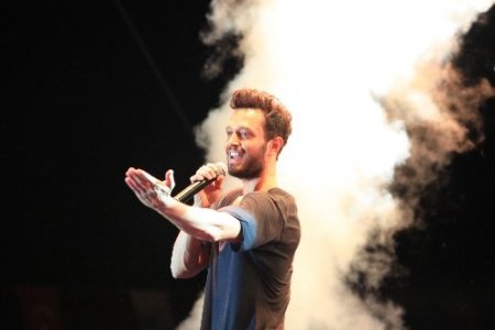 Murat Boz, Fethiye’deki konserinde 15 bin kişiyi coşturdu
