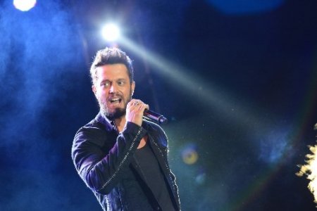 Murat Boz, Fethiye’deki konserinde 15 bin kişiyi coşturdu