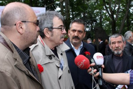 Nazım’ın Mezarına Türküler Eşliğinde Anadolu Toprağı Serpildi