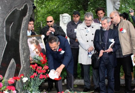 Nazım’ın Mezarına Türküler Eşliğinde Anadolu Toprağı Serpildi