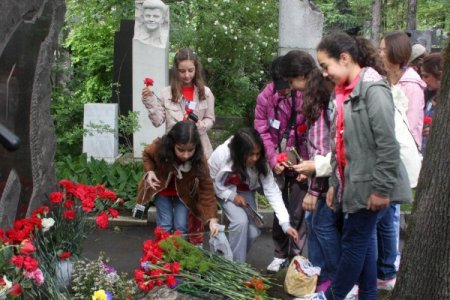 Nazım’ın Mezarına Türküler Eşliğinde Anadolu Toprağı Serpildi