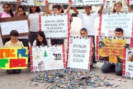 Öğrenciler, atık pilin çevreye verdiği zarara dikkat çekti