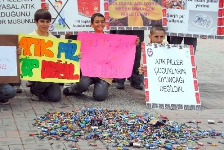 Öğrenciler, atık pilin çevreye verdiği zarara dikkat çekti