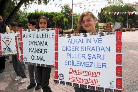 Öğrenciler, atık pilin çevreye verdiği zarara dikkat çekti