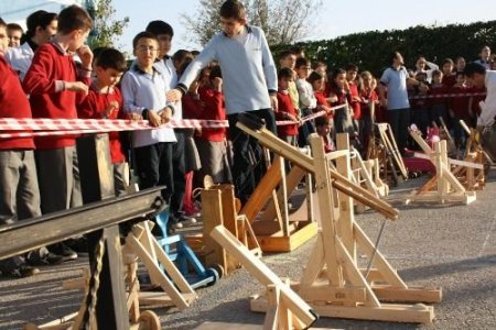 Öğrencilerden Mancınıkla Su Dolu Balon Atma Yarışı