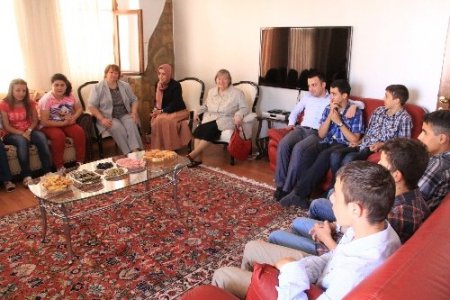 Öğrencilerden milletvekiline komşu ziyareti