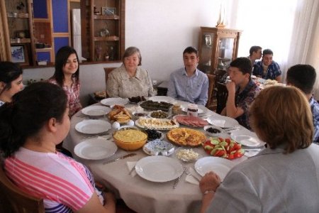 Öğrencilerden milletvekiline komşu ziyareti