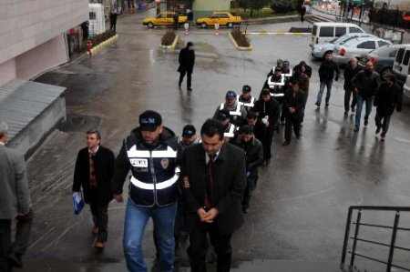 Öğretmen Evi Müdürü, Rüşvet Aldığı Paraları Makamındaki Gizli Kasada Saklamış (2)
