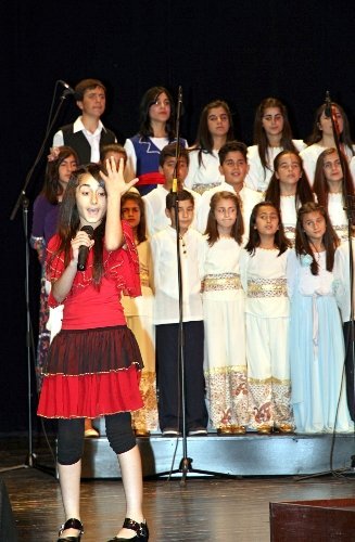 On bin öğrenci arasından seçildiler, 19 dilde türkü söylüyorlar