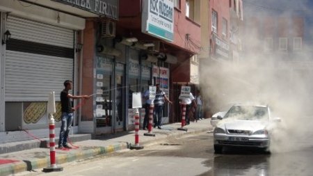 Otomobil aşırı sıcaktan alev aldı
