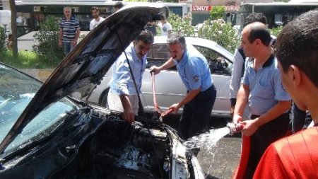 Otomobil aşırı sıcaktan alev aldı