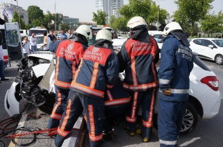 Otomobilde sıkışan sürücüyü itfaiye kurtardı