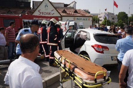 Otomobilde sıkışan sürücüyü itfaiye kurtardı
