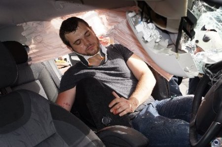 Otomobilde sıkışan sürücüyü itfaiye kurtardı