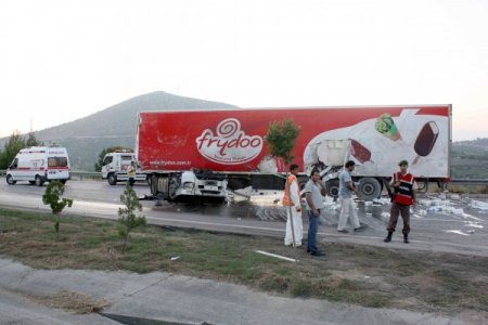 Otoyolda İki Tır Kafa Kafaya Çarpıştı: 2 Ölü, 3 Yaralı