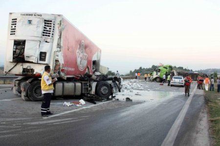 Otoyolda İki Tır Kafa Kafaya Çarpıştı: 2 Ölü, 3 Yaralı