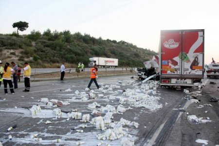 Otoyolda İki Tır Kafa Kafaya Çarpıştı: 2 Ölü, 3 Yaralı
