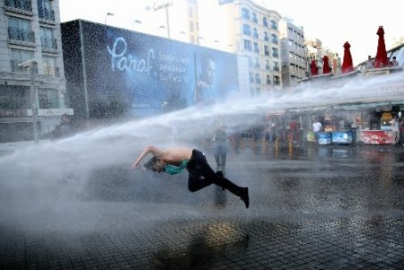 Park protestosunda CHP'lilerin de bulunduğu gruba müdahale