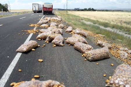 Patates yüklü kamyon devrildi, 1 kişi yaralandı