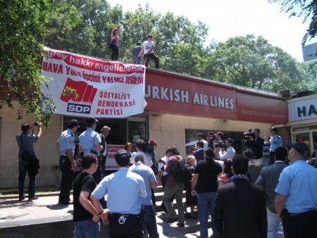 Polis, Thy Bürosunu Basan Gruba Müdahale Etti
