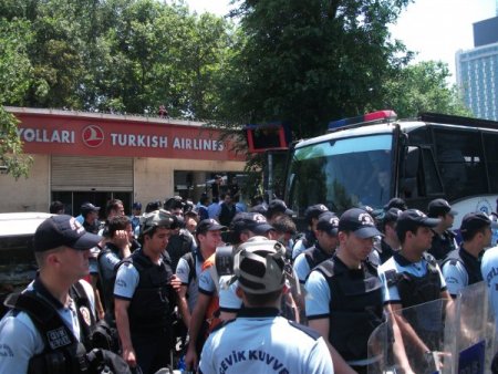 Polis, Thy Bürosunu Basan Gruba Müdahale Etti