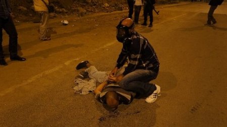 Polis saatlerce uyardığı ancak kendisini tahrikeden gruba müdahale etti