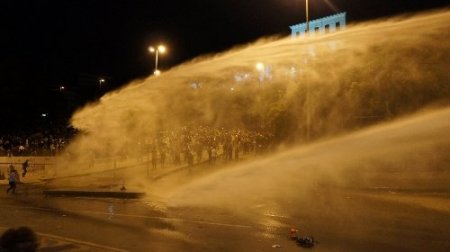 Polis saatlerce uyardığı ancak kendisini tahrikeden gruba müdahale etti