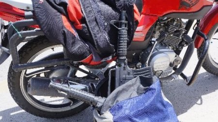 Polisi alarma geçiren motorlu şahsın çantasından uzun namlulu silah çıktı (Özel)