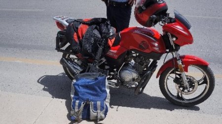 Polisi alarma geçiren motorlu şahsın çantasından uzun namlulu silah çıktı (Özel)