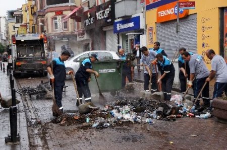 Savaş alanına dönen Beşiktaş’ta temizlik çalışmaları başladı