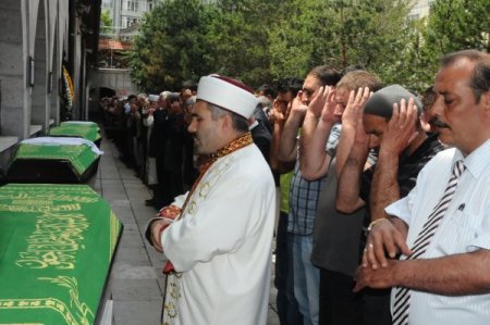 Sivas'ta Trafik Kazasında Ölen 3 Kişi Toprağa Verildi