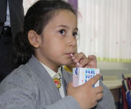 Süt Üreticileri: Askere Ve Polise De Ücretsiz Süt Dağıtılsın